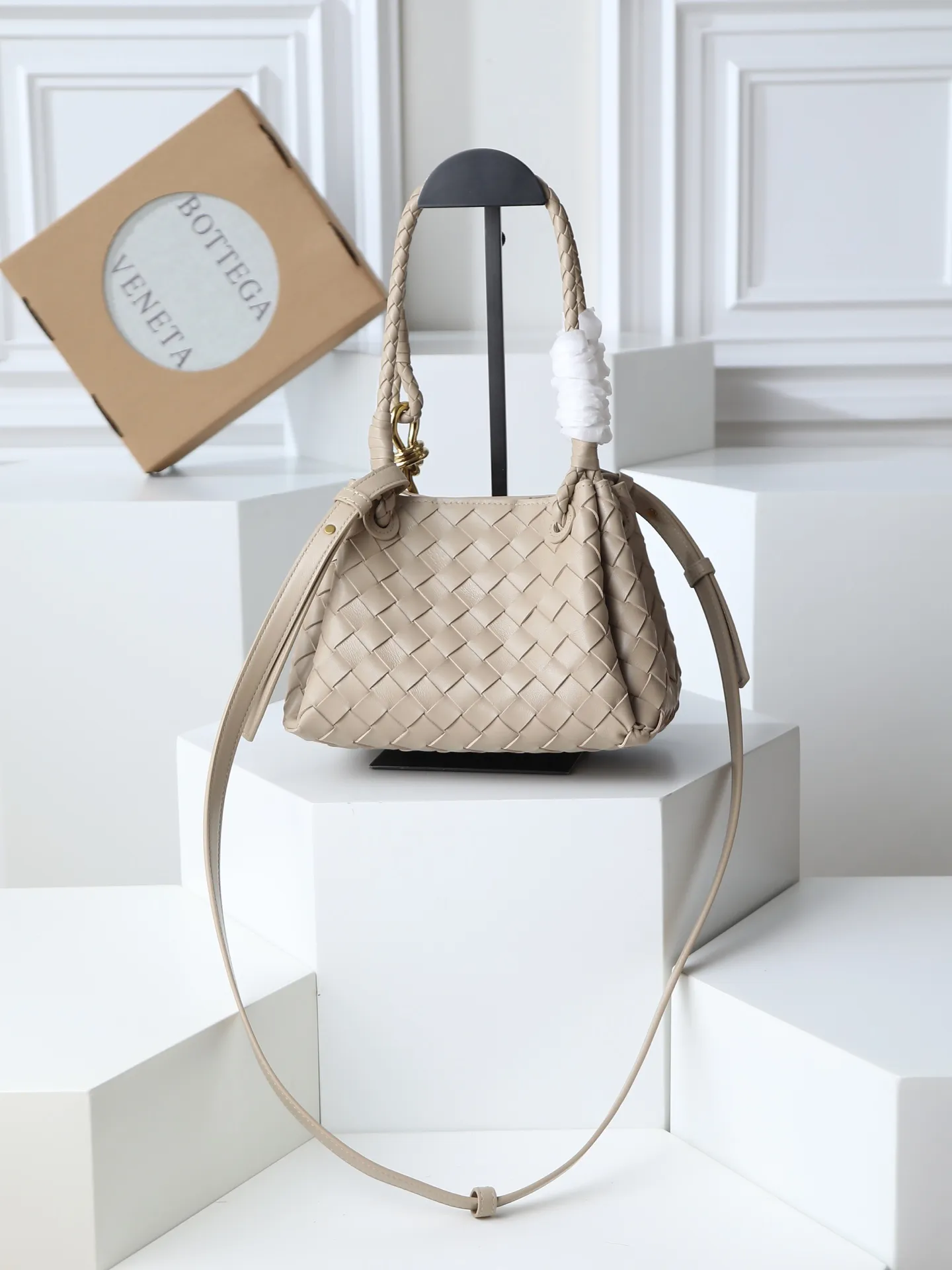 1250. Home B has a new product! Andiamo combines archive parachute handbags to inherit retro elements and integrate modern trends. The same style as Shu Qi's Night in Beijing. It is a continuation of the classic bag. It has three functions: hand carry, shoulder and cross-body. It is embellished with metal brass knot buckles. It is small and has an amazing capacity. It can easily hold all kinds of daily necessities with a box, sunglasses, small bottle, water powder, charger, and the upper body is versatile. Style number: 796569 Size: 21*17*16.5cm